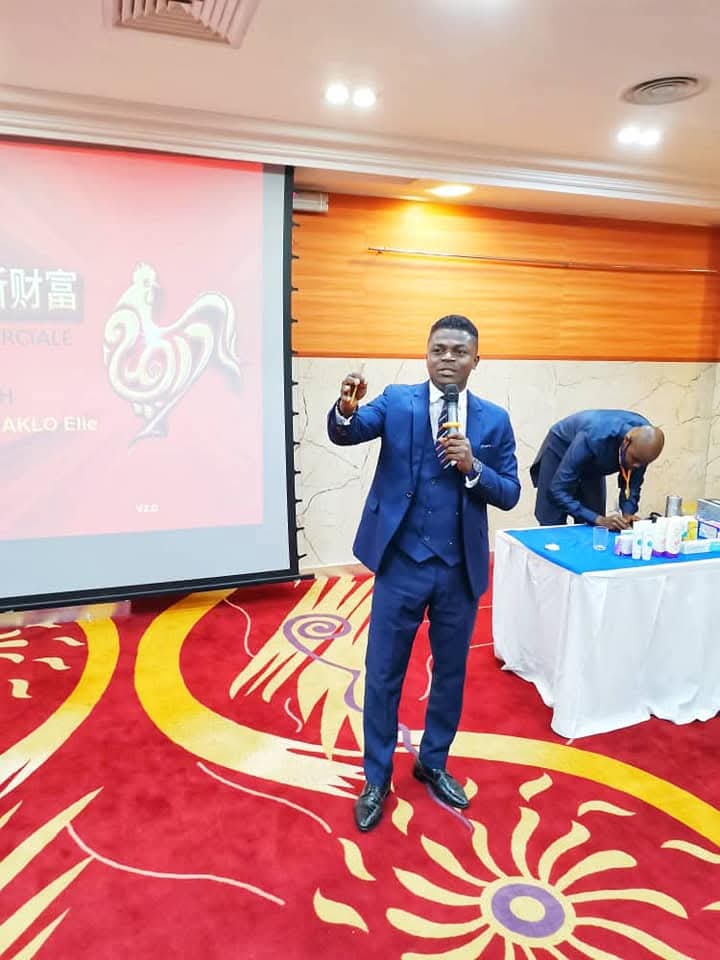 Académie des Titans trainer presenting at a business event